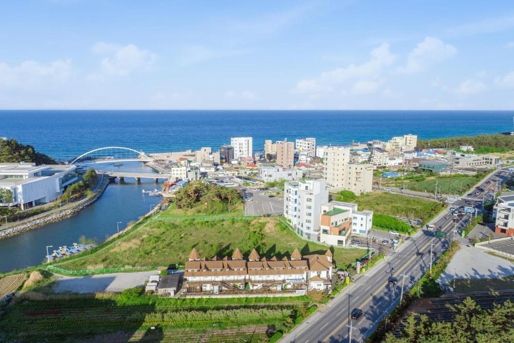 Santa Beach Pension Gangneung Exteriör bild